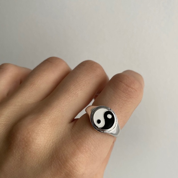 EVRY JEWELS YIN YANG "YOU COMPLETE ME" SILVER-PLATED SIGNET RING - Picture 2 of 13